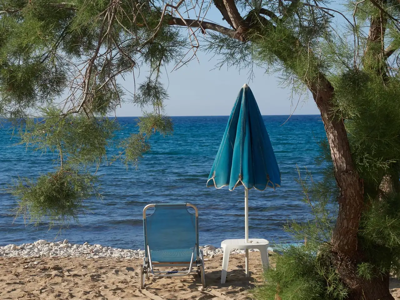 Sombrilla portátil para arena y playa instalada de forma estable junto al mar