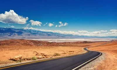Carretera que parece mojada con calor por un espejismo sobre el asfalto