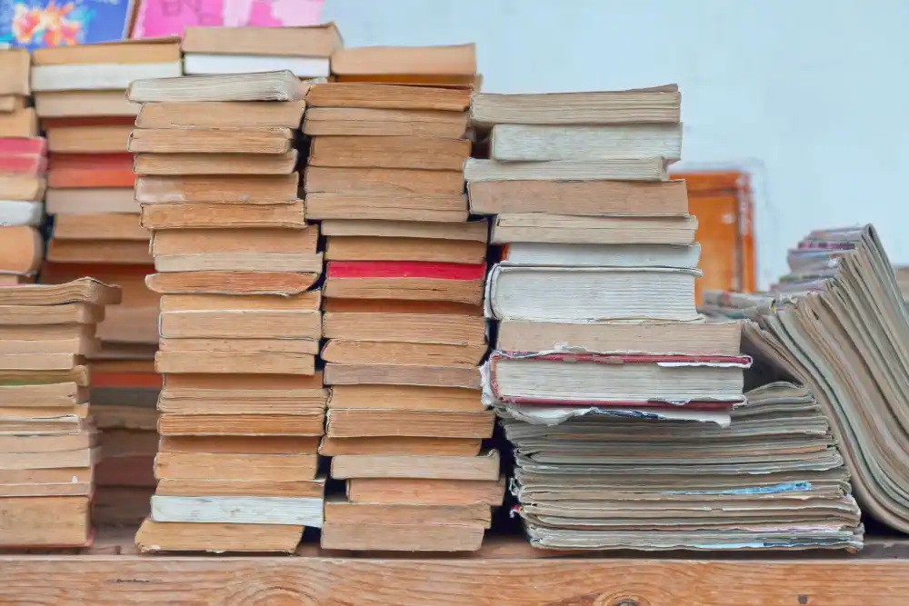 montaña de libros viejos