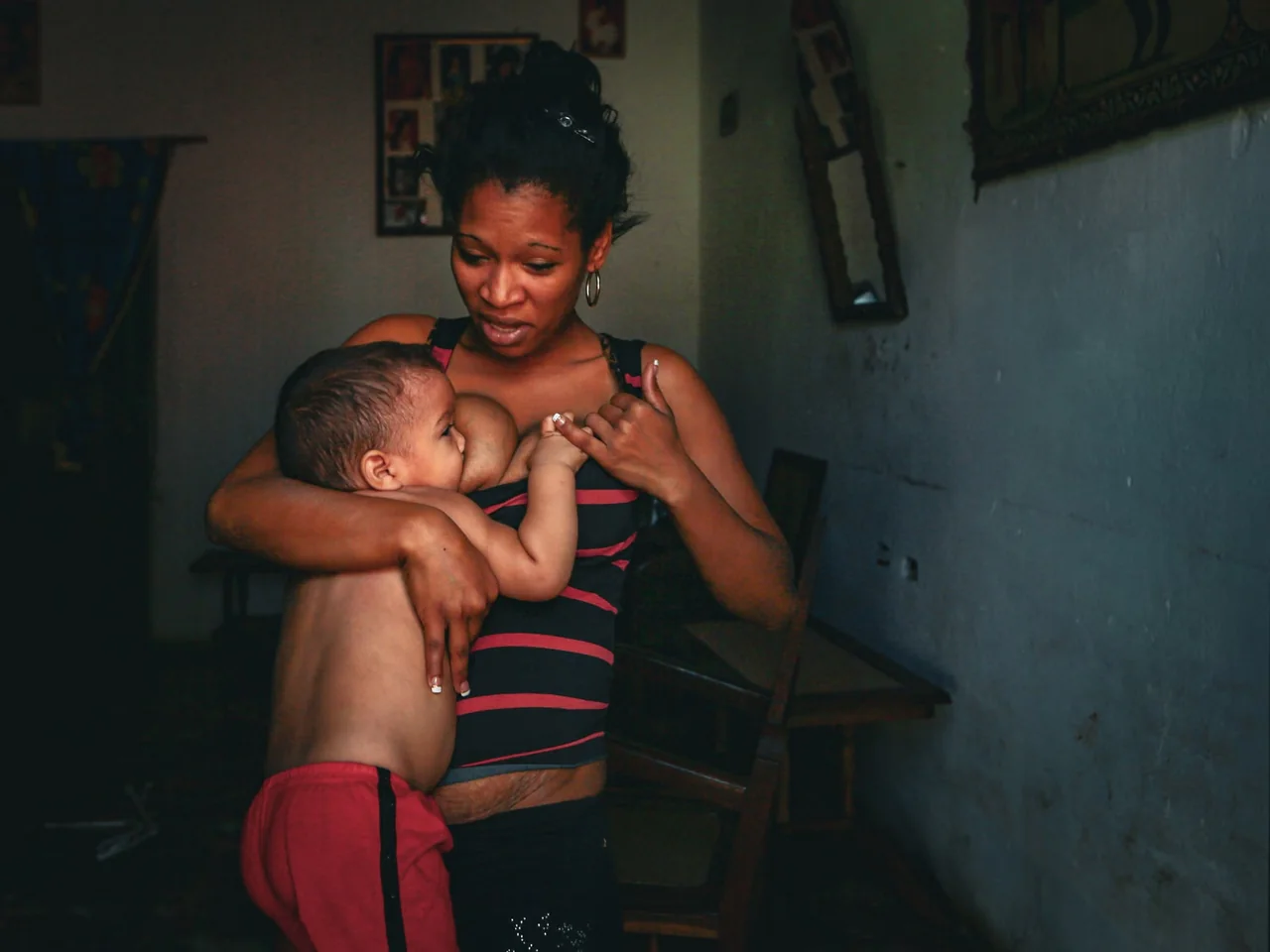 Lactancia con calor y agua para el bebé: madre amamantando en una habitación fresca