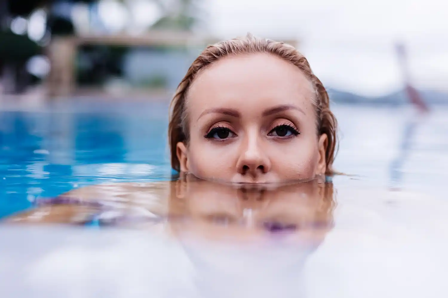 ojos rojos tras la piscina