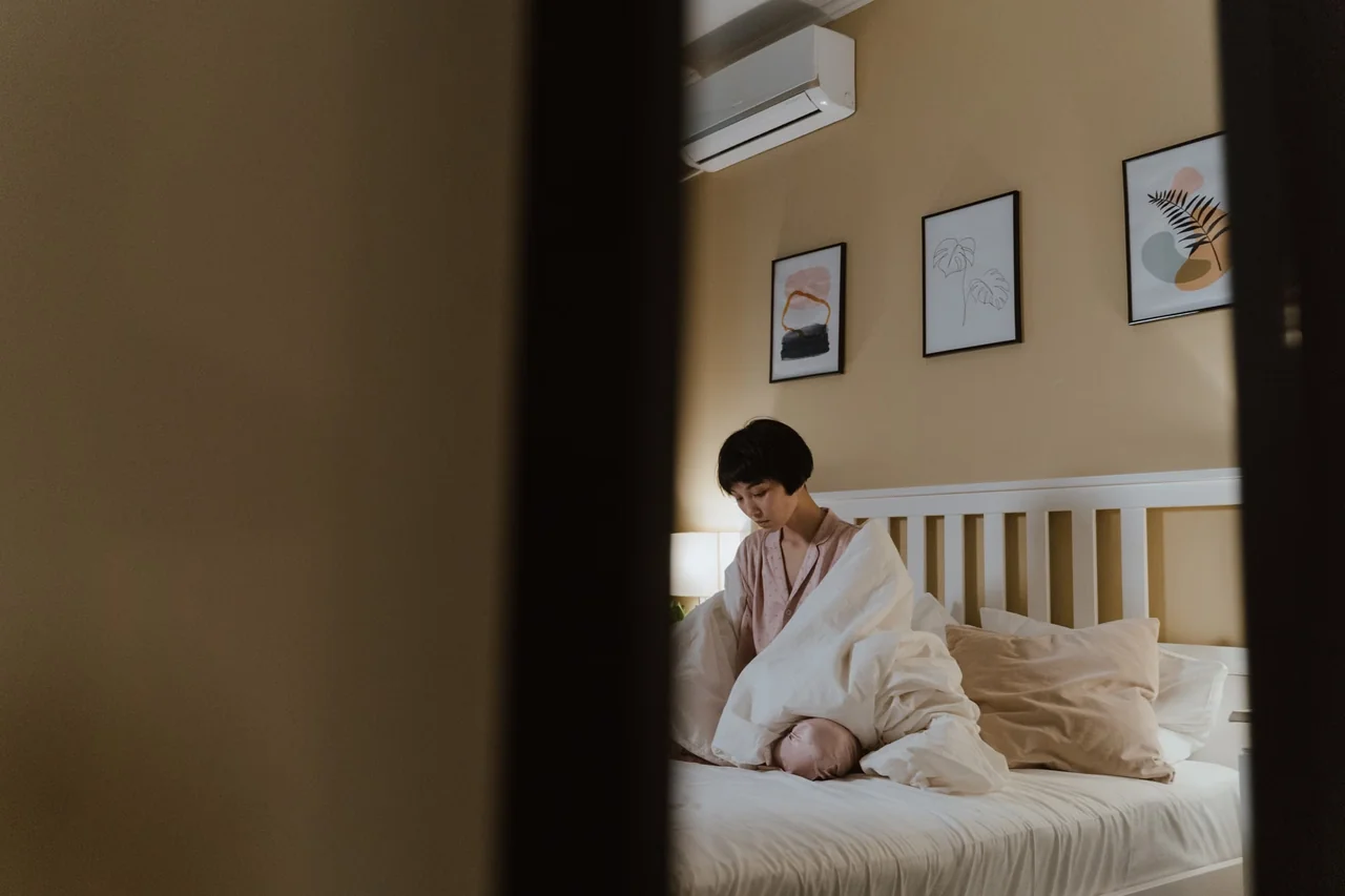 Dormir con aire acondicionado en un dormitorio fresco, limpio y sin flujo directo sobre la cama
