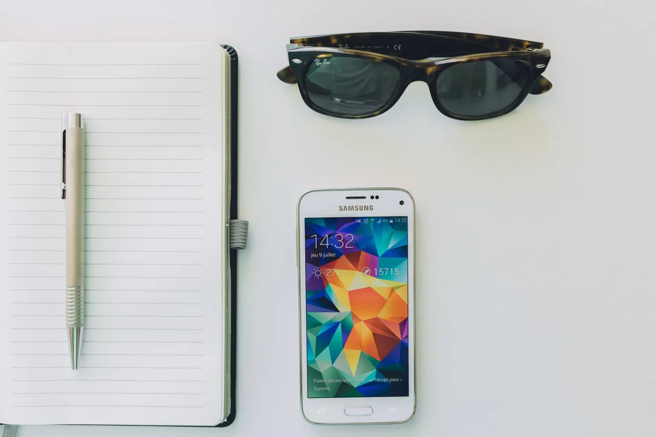 Galaxy Z Fold8 Ultra abierto sobre un escritorio mostrando su gran pantalla interior