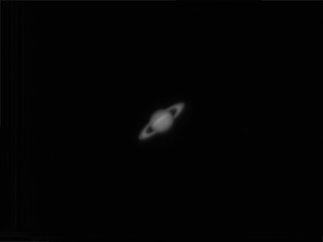 Observación de los anillos de Saturno 2026 con un telescopio bajo un cielo estrellado