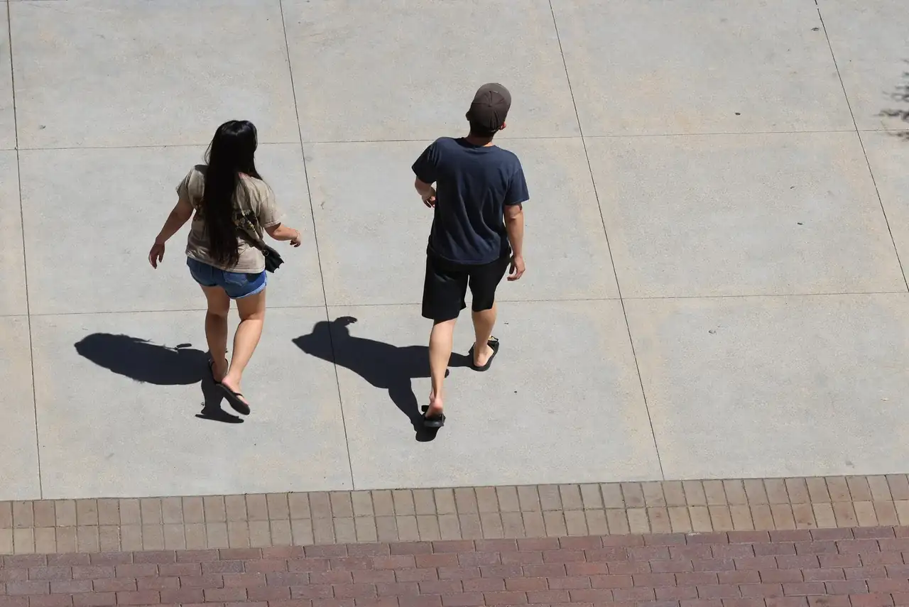 Explicación de por qué las sombras más cortas en verano aparecen al mediodía solar