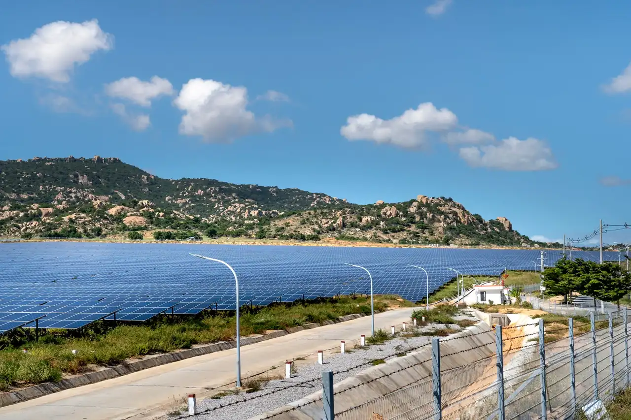 Planta de desalinización solar con paneles fotovoltaicos junto al mar