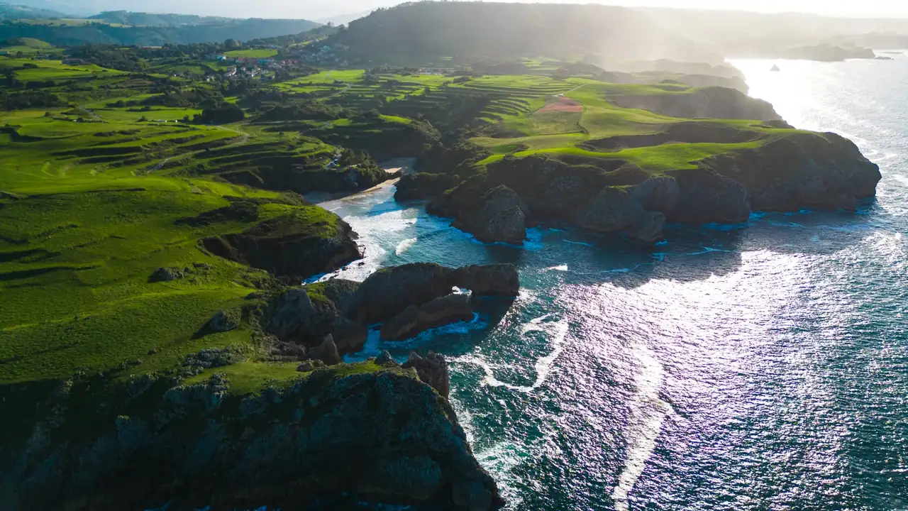 Coolcations España en una playa atlántica del norte con acantilados verdes