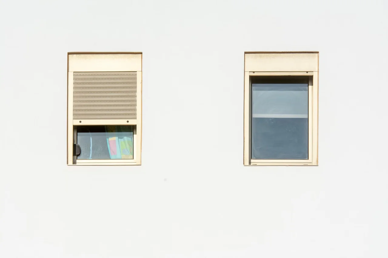 Persianas mojadas con calor junto a una ventana soleada, con ventilación y protección solar adecuadas