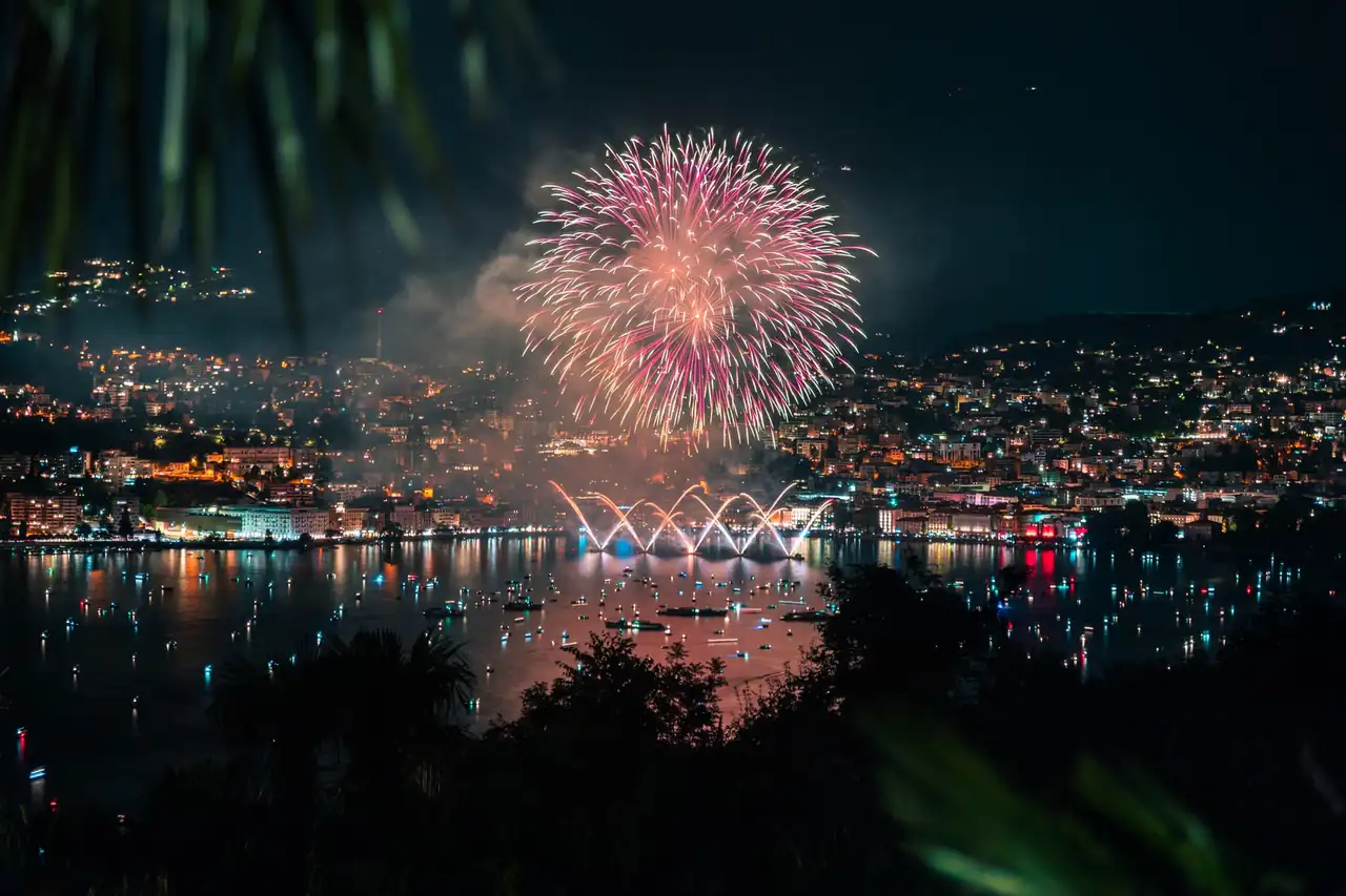 Día Nacional de Suiza 1 de agosto con hogueras, banderas y fuegos artificiales en los Alpes