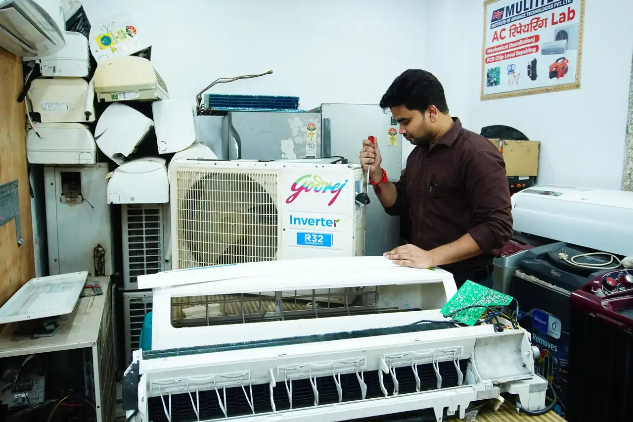 Técnico revisando un equipo donde pueden aparecer cucarachas en el aire acondicionado