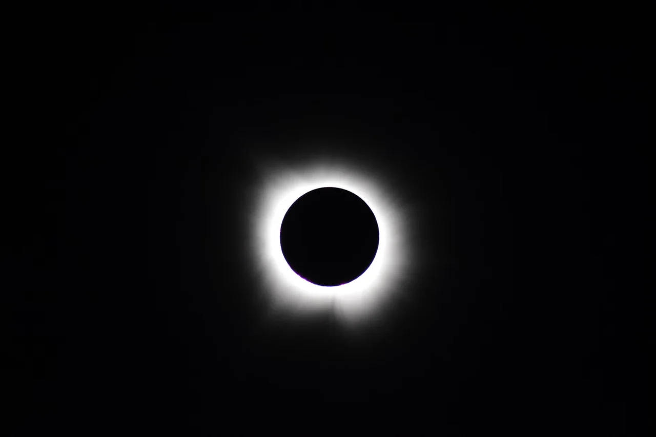 Velocidad de la sombra del eclipse de 2026 y franjas de luz sobre una superficie blanca