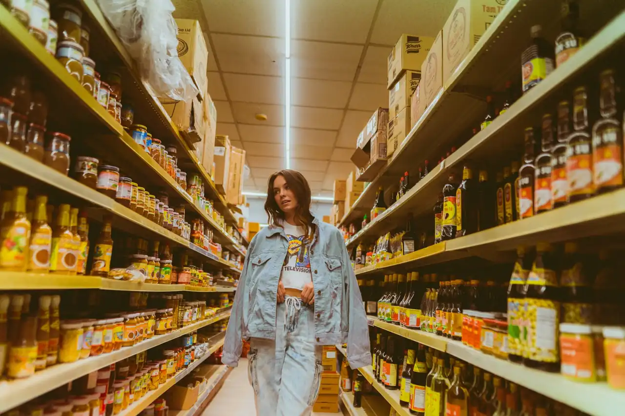 Precios en supermercados turísticos durante una compra de verano en una zona costera