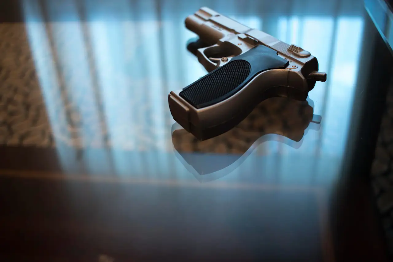 una pistola en la coma