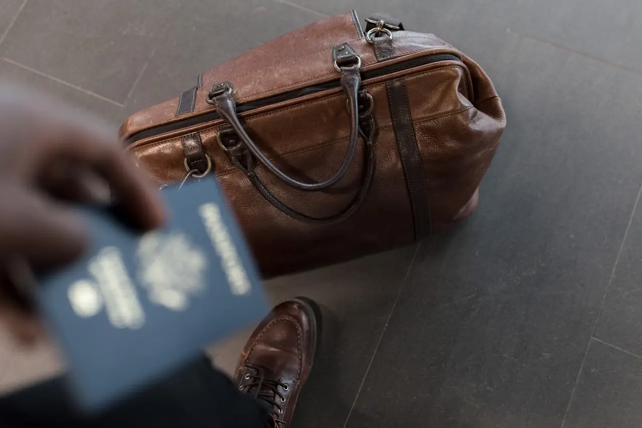 Persona desempleada preparando un viaje al extranjero mientras cobra una prestación