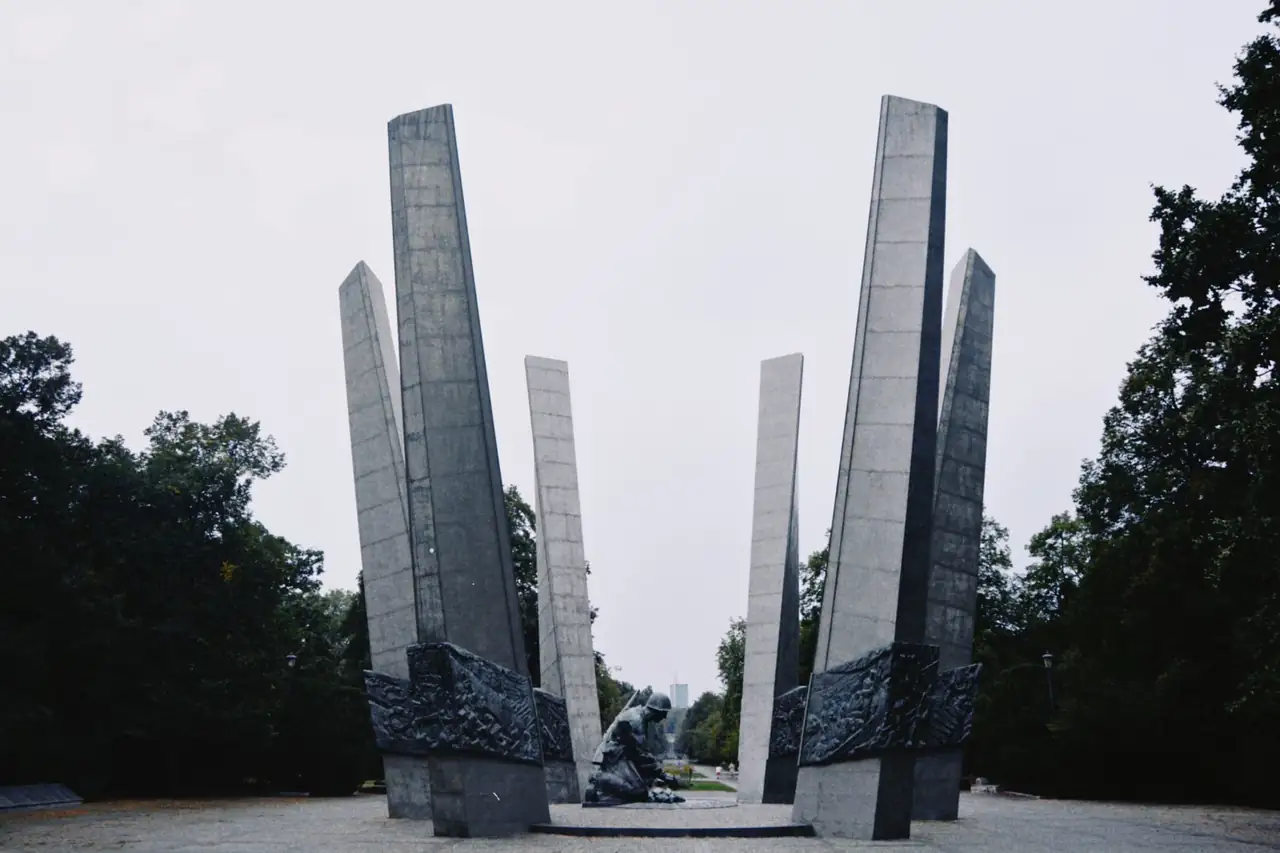 Memorial del levantamiento de Varsovia entre las ruinas de la capital polaca
