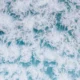 Cicatrices blancas en el agua observadas como líneas de espuma sobre el mar