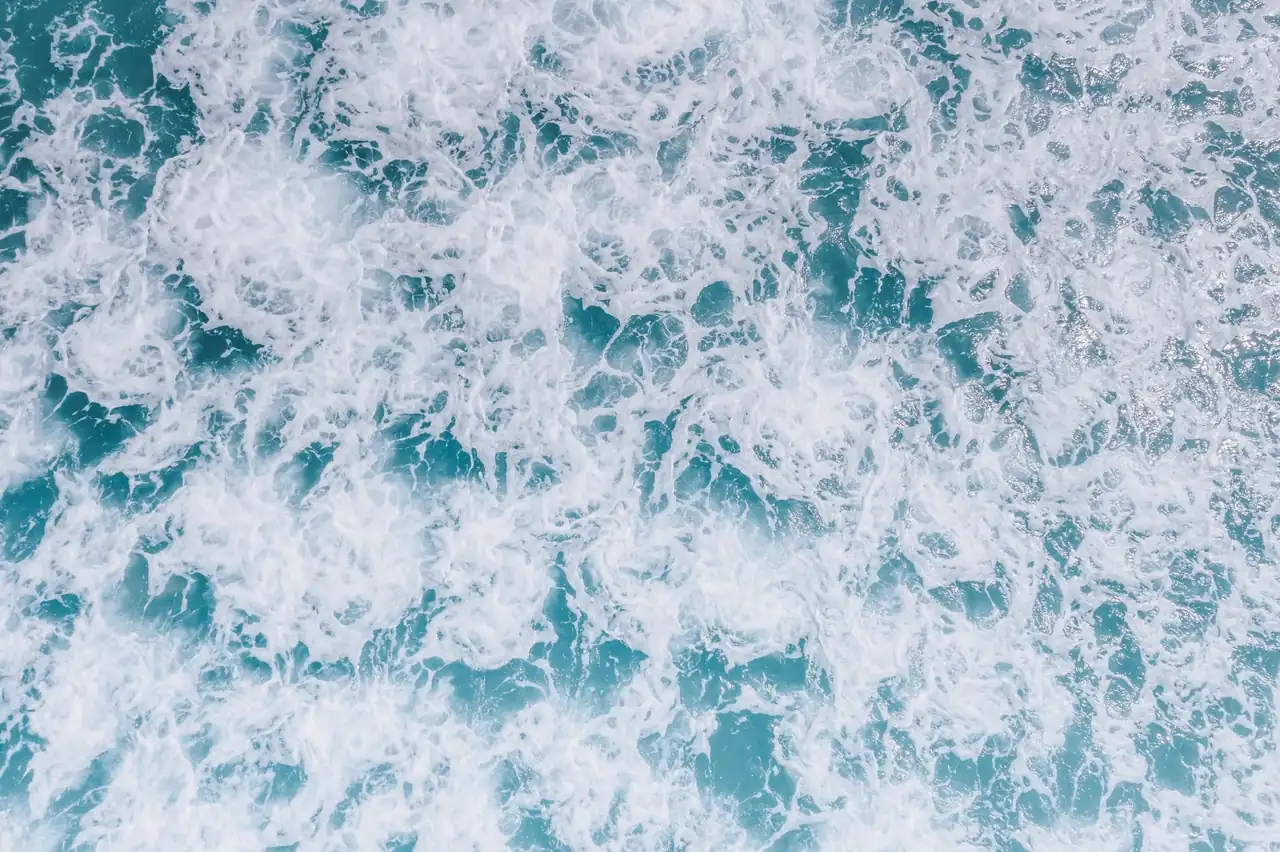 Cicatrices blancas en el agua observadas como líneas de espuma sobre el mar