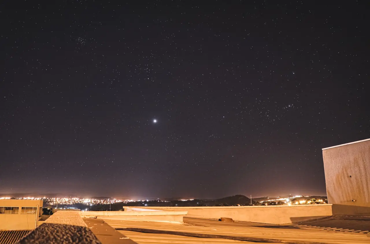Superficie de un techo reflectante que aprovecha el enfriamiento radiativo bajo el cielo nocturno
