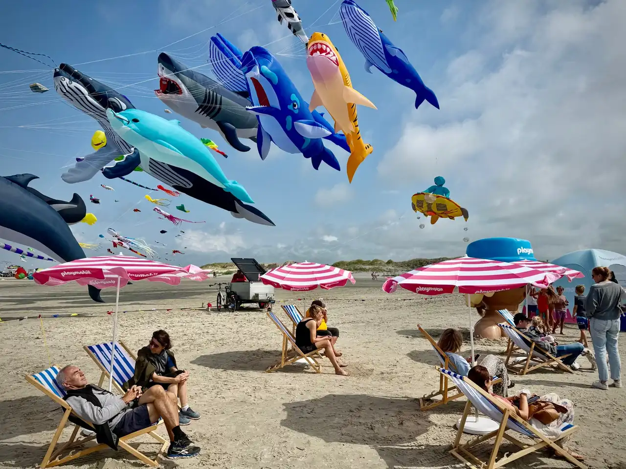 Sombrillas que vuelan en la playa y medidas para fijarlas con seguridad