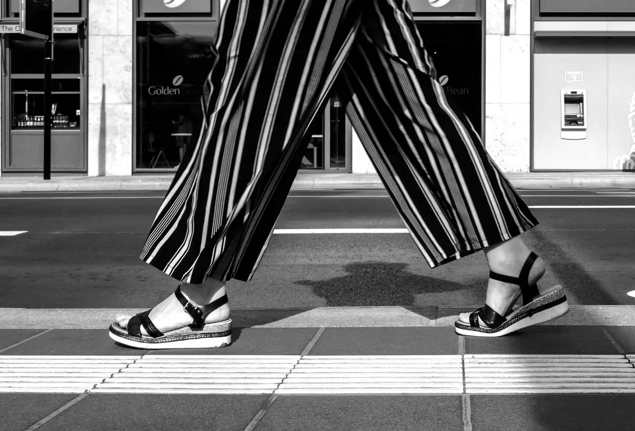Mujer caminando con sandalias estables para prevenir molestias en el talón