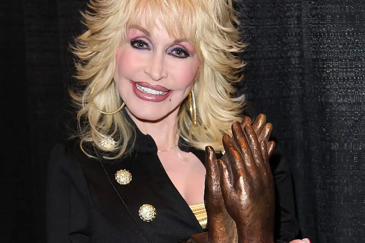 Dolly Parton con trofeo aplausos