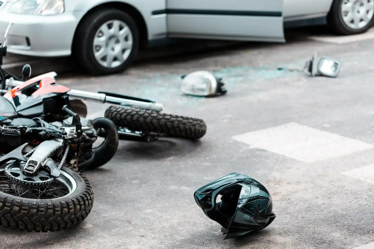 accidente motorista casco en tierra