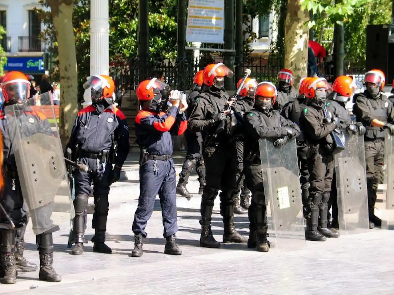 agentes Ertzaintza en accion