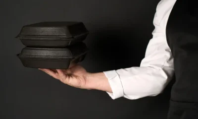 camarero trae tapers sobras