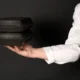 camarero trae tapers sobras