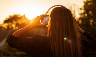 chica con casco delante el sol