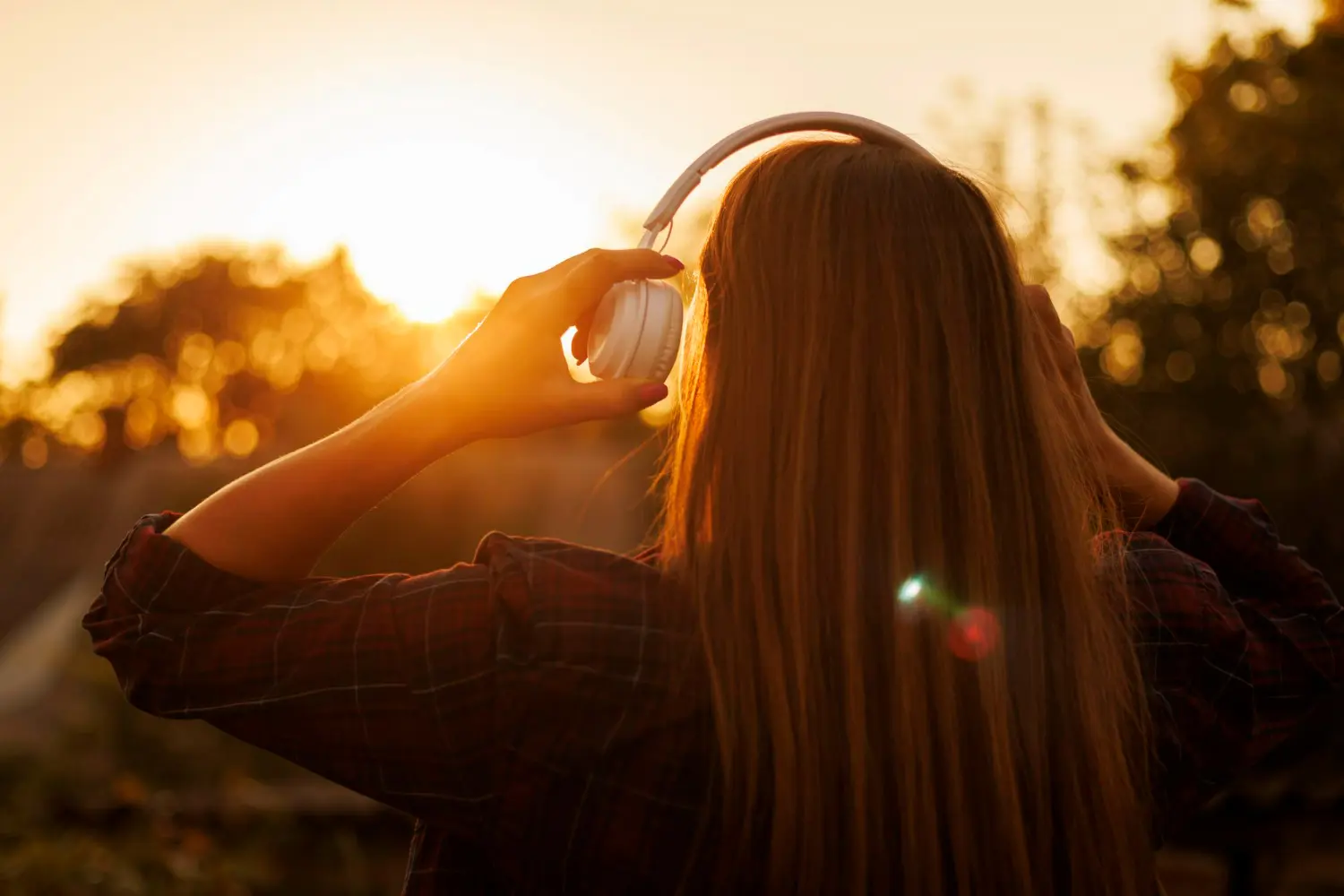 chica con casco delante el sol
