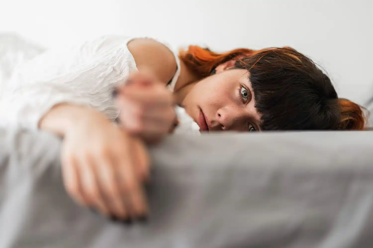 chica en la cama mirada preocupada
