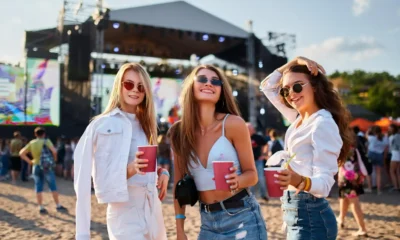 chicas en un festival