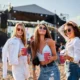 chicas en un festival
