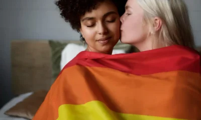 chicas lesbiana se besan con bandera