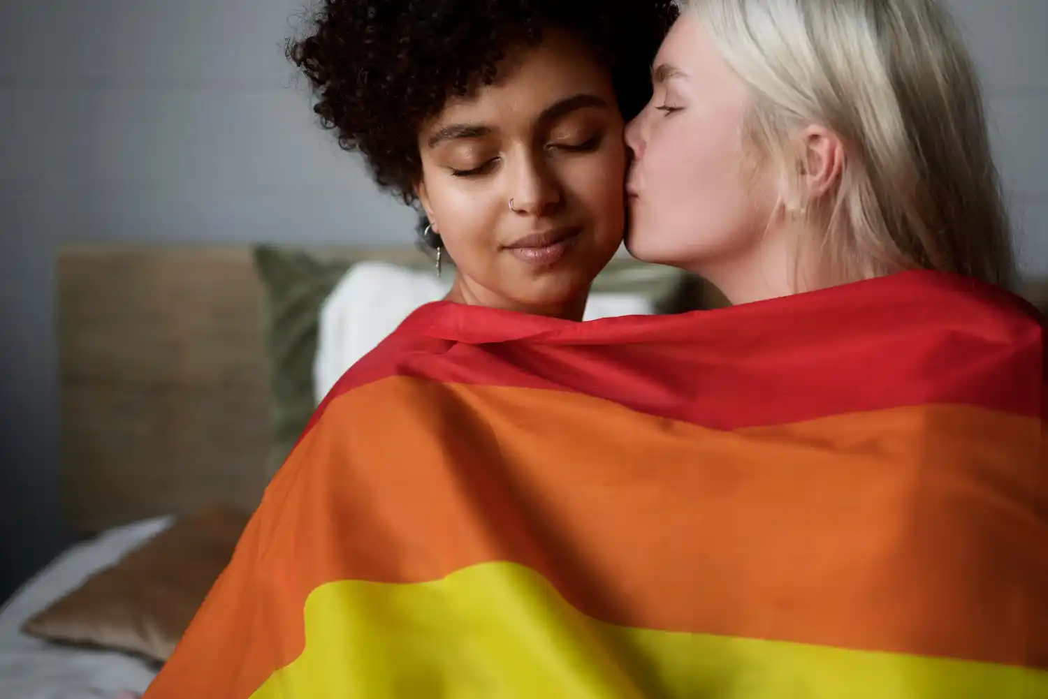 chicas lesbiana se besan con bandera