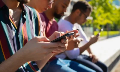 chicos marroqui usando sus moviles