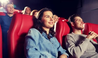 chicos viendo concierto en el cine