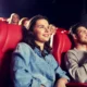 chicos viendo concierto en el cine