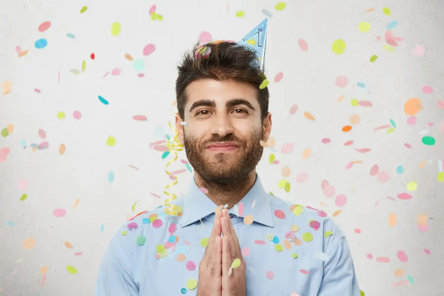 empleado festeja con confettis