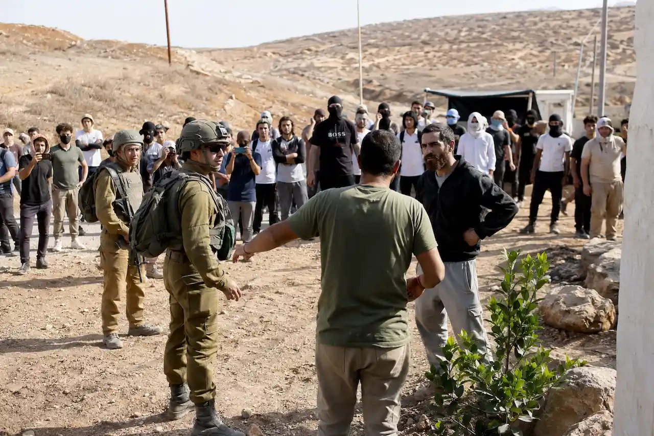 familias palestinas cercadas por colonos