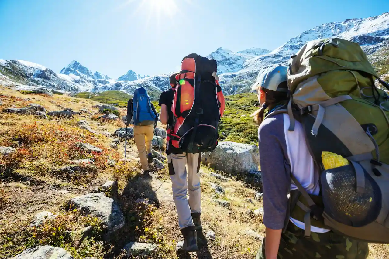 guia alpina con excursionistas
