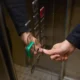 hombre pulsa boton ascensor