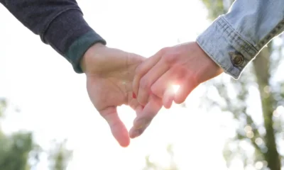 manos de amantes juntos