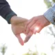 manos de amantes juntos