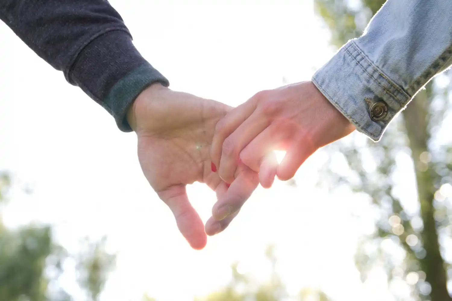 manos de amantes juntos