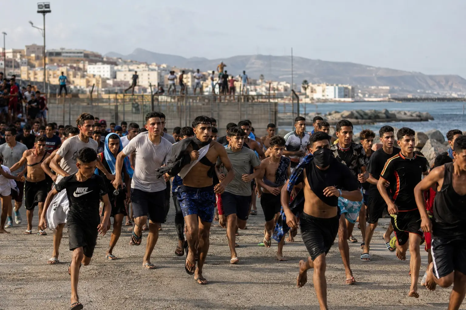 migrantes invaden ceuta corriendo