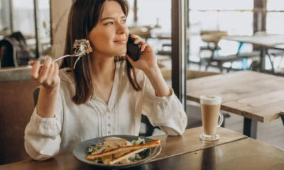 mujer comer solo en un restaurante