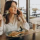 mujer comer solo en un restaurante