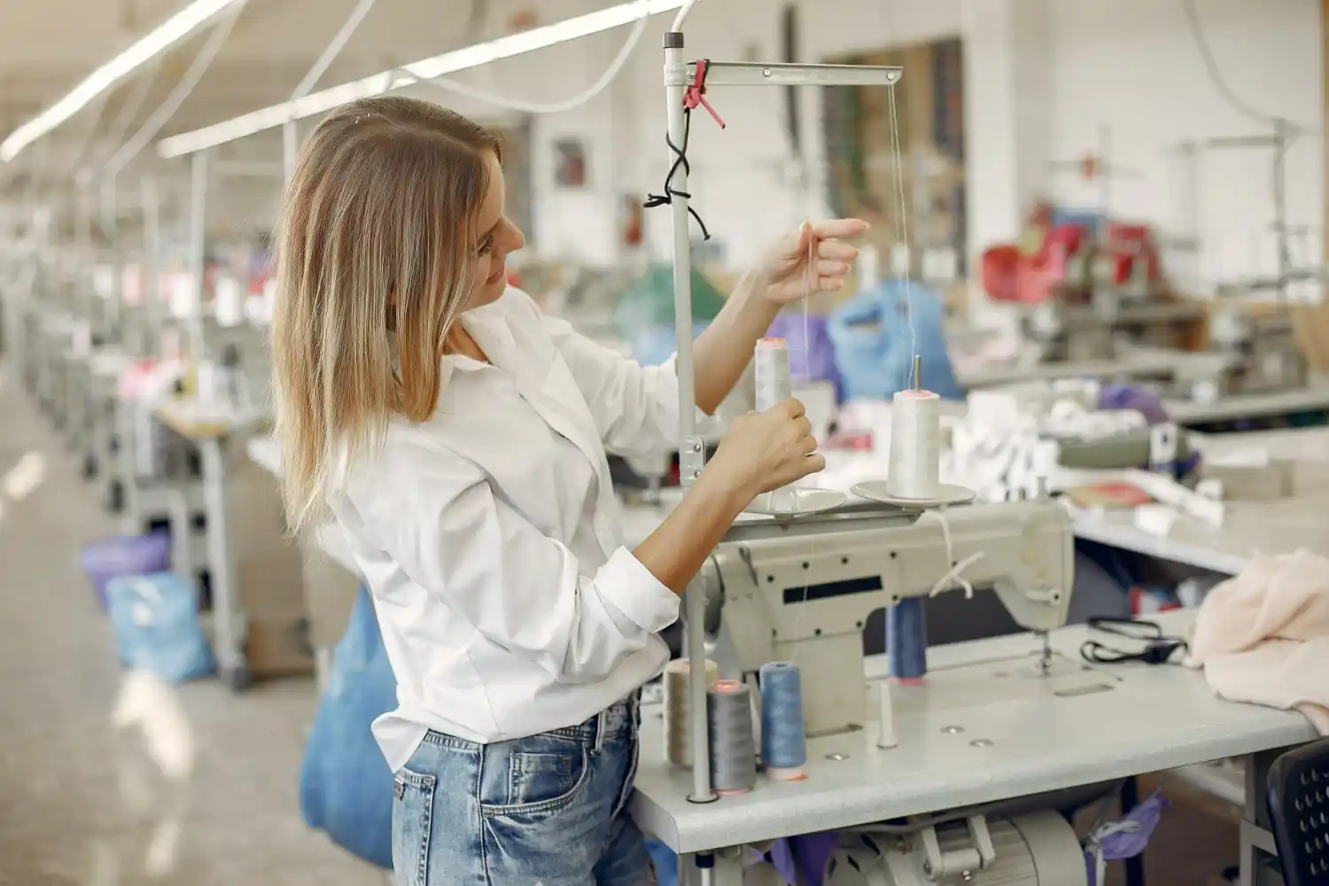 mujer en fabrica textil